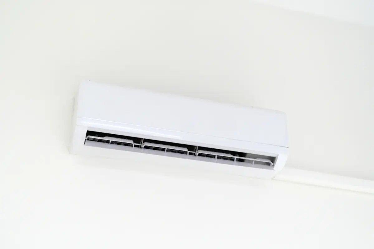 夫婦共働きで夜だけエアコンを使っています。“夜だけつけっぱなし”で寝ると電気代が気になります…どのくらいかかる？