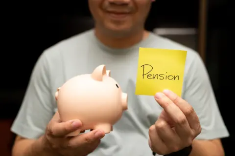 毎月引かれる「厚生年金7.5万円」がツライ！ 40年間「会社・自己負担分」を貯められたら、将来“年金を受け取る”よりお得なの？「年収500万円」会社員のケースで試算