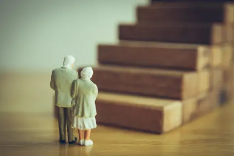 年金だけでは毎月3万円以上の赤字になるかもしれないって本当！？65歳以上の生活費の「平均値」を見ながら解説