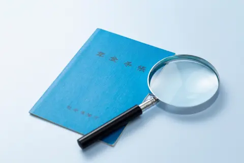 60歳で定年退職した父。「再雇用で働きながら年金を受け取ると減額される」と聞きましたが、実際“月いくら”減るのでしょうか？