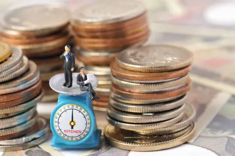 「準公務員」の友人がいます。「収入が安定している」と言っていたのですが、公務員と「給与形態」は変わらないのでしょうか？