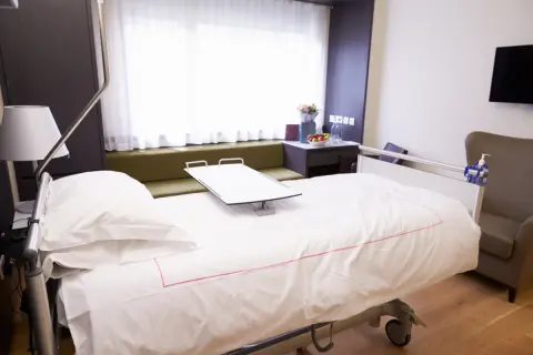 高齢の父が手術＆入院することに。「同じ部屋に他人がいるのは嫌だ」と言うのですが、個室代は高額療養費に含まれますか？