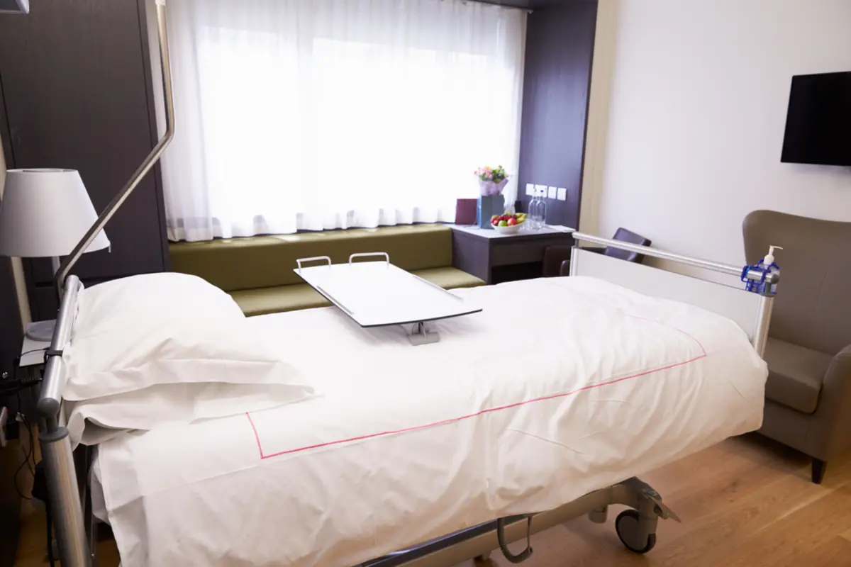 高齢の父が手術＆入院することに。「同じ部屋に他人がいるのは嫌だ」と言うのですが、個室代は高額療養費に含まれますか？