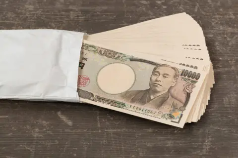 車の買い替えに、コツコツ貯めてきたタンス預金「200万円」を使う予定です。源泉徴収した給料から使えば税金の申告など必要ないですよね？