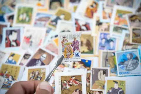 父の遺品整理で額面「5円」の切手を大量に発見！今の市場価格は「1枚5000円」ほどだそうですが、相続税の計算は額面と市場価格のどちらが基準になるのでしょうか？