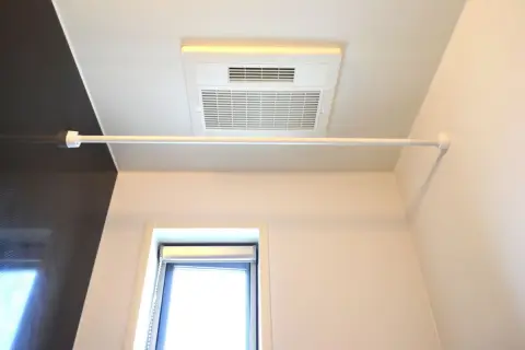 カビ予防のため風呂場の「換気扇」を“24時間稼働”させたら、月の「電気代」はいくらになる？