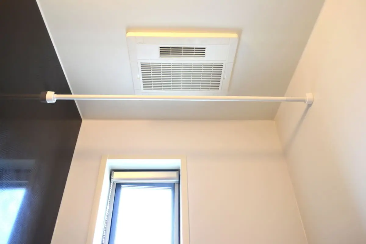 カビ予防のため風呂場の「換気扇」を“24時間稼働”させたら、月の「電気代」はいくらになる？