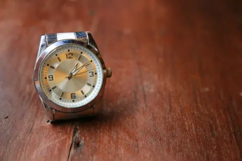 海外のホテルに“高級腕時計”を忘れてきた…チェックアウト後30分でも「見つかったら郵送します」とのこと。郵送料は自腹になるのでしょうか？