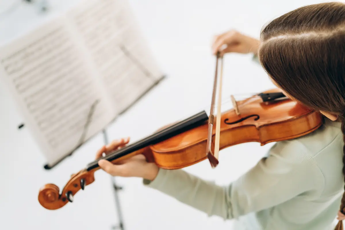 “年間20万円近い”費用がかかるケースも!? 子どもに「ヴァイオリン」を習わせているママ友はやはり“お金持ち”なのでしょうか？
