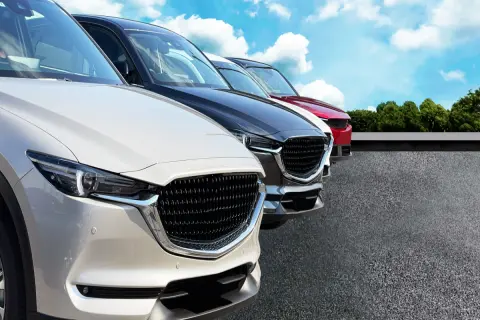 「5年で新車に乗り換え派」の友人、「できるだけ長く乗りたい派」の私。新車を買うには軽自動車でも“100万円以上”かかりますし、結局“長く乗った方がお得”ですよね？