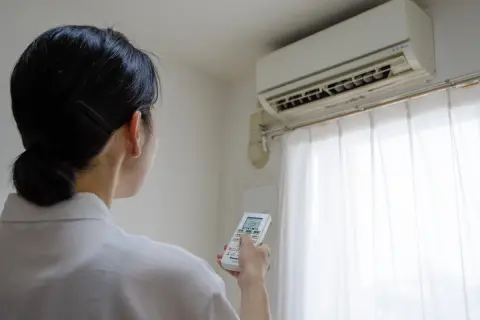 先日旅行で5日間家を空けたのですが、「エアコン」がつけっぱなしでした！ いくら「電気代」を“損した”ことになりますか…？