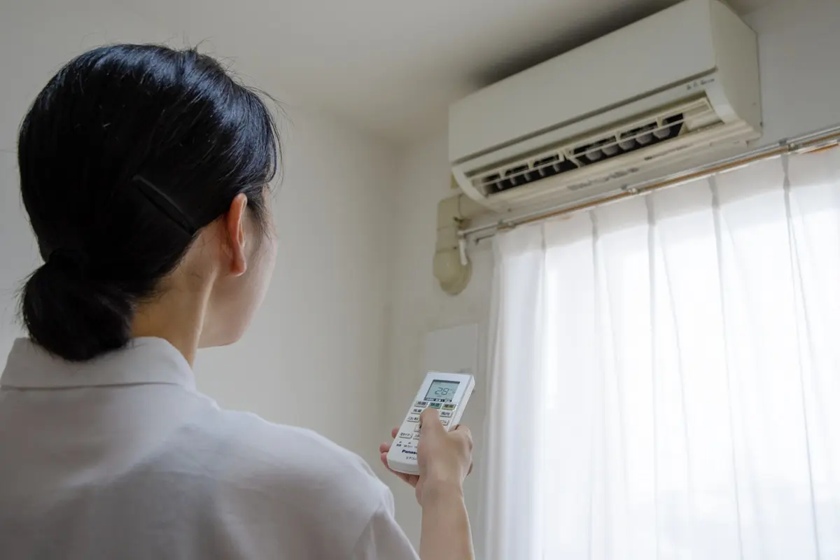 先日旅行で5日間家を空けたのですが、「エアコン」がつけっぱなしでした！ いくら「電気代」を“損した”ことになりますか…？