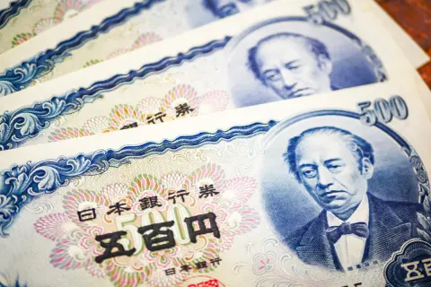 祖母の家を整理していたら「岩倉具視の500円札」がタンスから出てきました。売ると“500円以上”の価値になるのでしょうか？