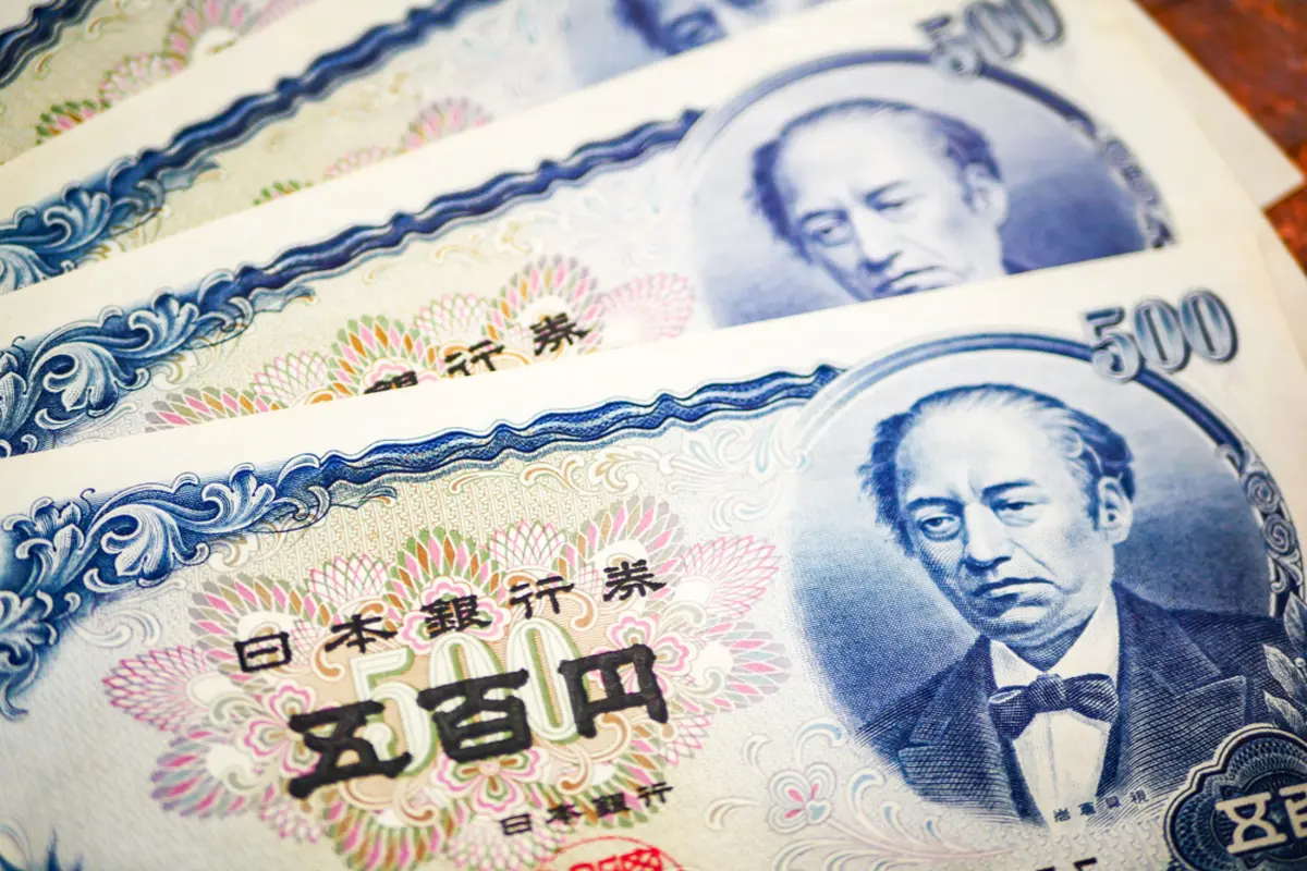 祖母の家を整理していたら「岩倉具視の500円札」がタンスから出てきました。売ると“500円以上”の価値になるのでしょうか？