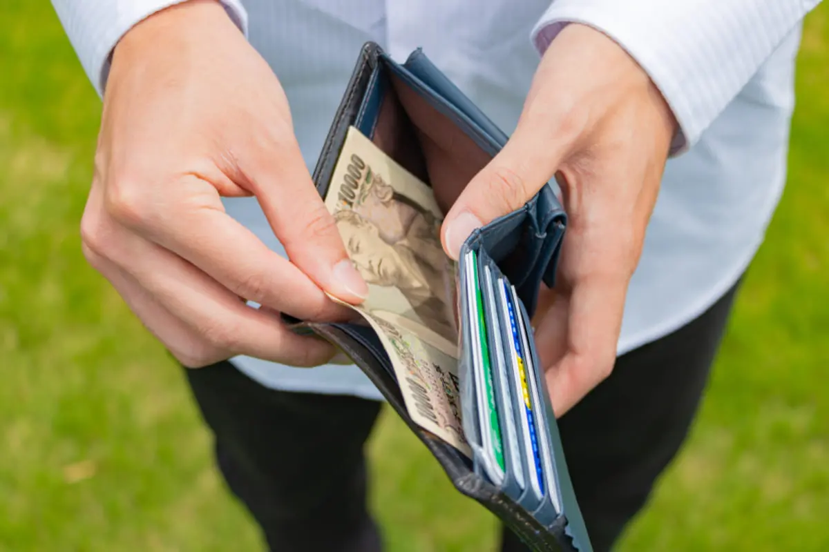 【財布の中の現金額】キャッシュレス派「1.4万円」なのに、現金派は「1.3万円」!? 財布の中身“逆転現象”はなぜ起きる？ キャッシュレス派が「現金を多めに持つ理由」とは