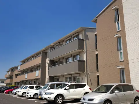 新築マンションの駐車場に「アルファード」「レクサス」がズラリ…都内1人暮らしに「家賃15万円」払えるのはお金持ち？ 高級車も乗るなら、年収いくら必要でしょうか？