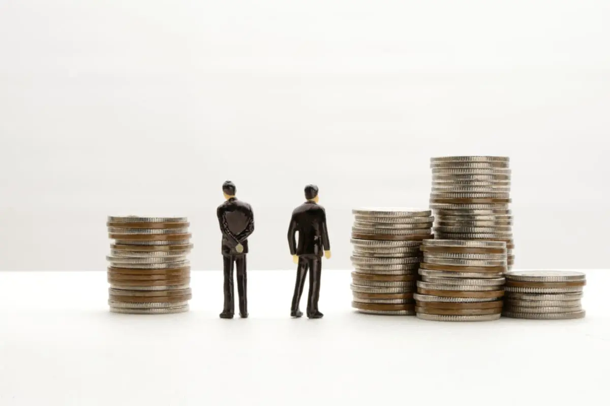 社会人5年目で貯金がようやく「100万円」に到達！ 一方、2年目の後輩はすでに「貯金が100万円」と言っていました。20代後半で“貯金額100万円”は少ないのでしょうか？