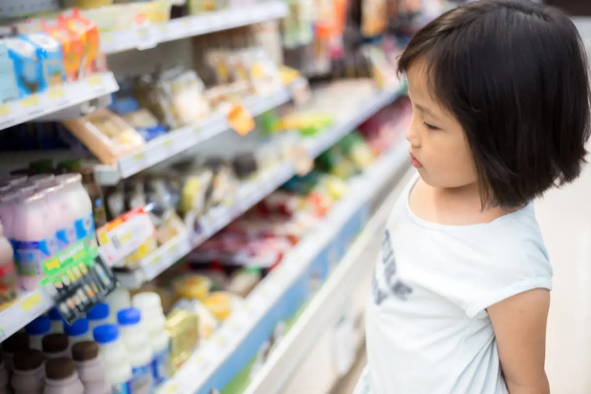 スーパーで「お金足りない…」と困惑する子どもが！ 他人が「不足分を出してあげる」のはアリですか？