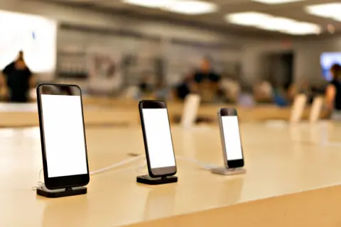 スマホの買い替えを検討しています。ネットショップで「整備済み」という商品をよく見かけるのですが「中古」とはなにが違うのでしょうか？