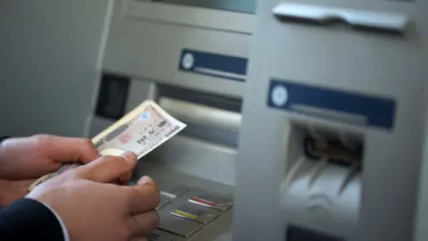 高齢の母から「口座から引き出してきて」と頼まれました。家族が代わりにお金を下ろす行為は問題ないのでしょうか？