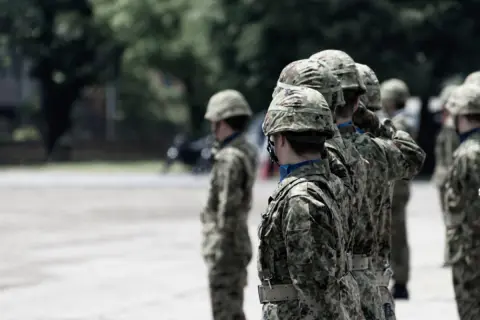 「高卒で自衛隊に入る」という息子。民間企業に就職するより“高年収”ですか？「生涯年収」はどれだけ違うのでしょうか？