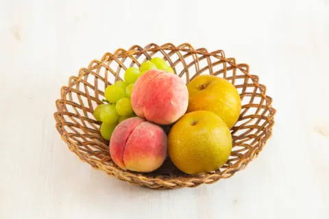 「桃498円」「梨398円」…1個で“ランチ1食分”だけど、普通の会社員に「くだもの」はぜいたく品!?“食費の平均”から見える現実とは