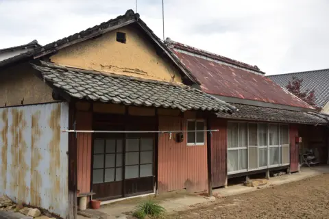 遠方の空き家を放置中…… このままだと「税金が高くなる」って本当？ 業者に管理を任せたほうが費用を抑えられますか？