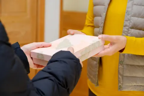 庭でBBQをしたら近所から苦情が…。おわびの菓子折りは2000円？ 3000円？ いくらが妥当？