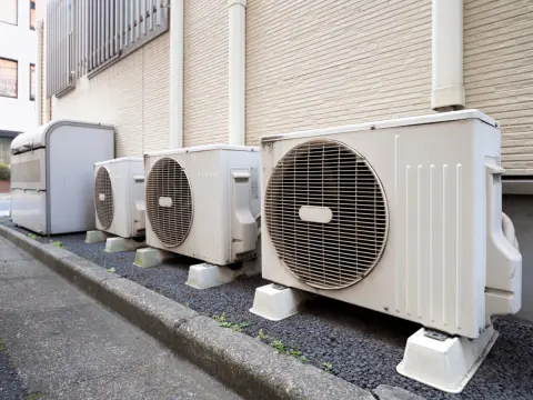 エアコンの室外機は外気温50度想定で作られている？ 室外機カバーをつければ問題ない？ 節約効果についても解説