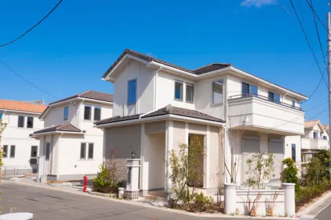 「持ち家率が高い県＝お金持ち」って本当？ トップは「富山・山形・秋田」だけど“平均年収”はどのくらいですか？持ち家率と年収の関係を解説