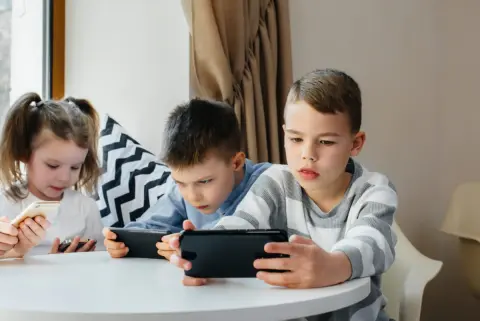 小学生の息子が“スマホゲーム”に「月3000円」課金。このまま許していて大丈夫？ 他の家庭はどうしている？