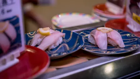 食べ盛りの息子がいるので“家族4人”で回転寿司に行くと「1万円」を超えます…。世間的には外食費の平均はどのくらいなのでしょうか？