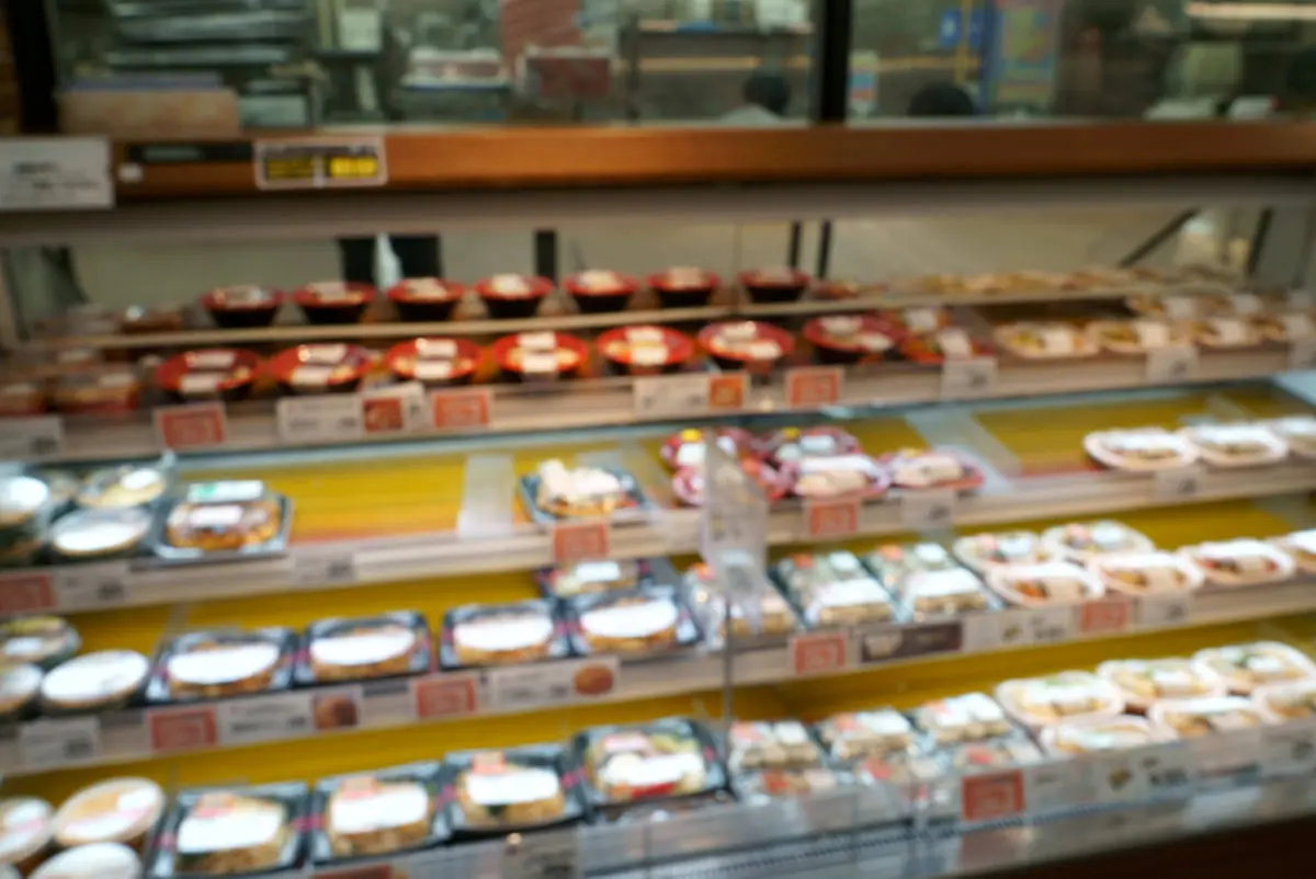 スーパーの“半額シール”狙い、本当に節約になっている？つい無駄なものを買って会計が「1000円」上乗せなんてことも…！賢く節約するにはどうしたらいい？