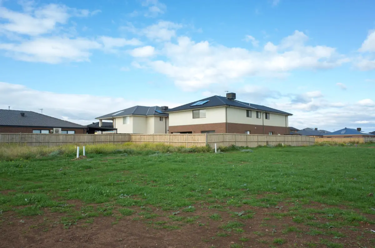 地方では「太陽光パネル」、都市部では「コインパーキング」…立地ごとに儲かる土地活用はどう変わる？