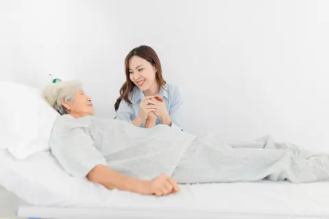 妻が倒れ「入院費100万円」の請求に愕然→しかし支払い時「マイナ保険証」で“約9万円”に抑えられた！ いったいナゼ？ 2025年9月スタートの「スマホ版」導入方法も解説