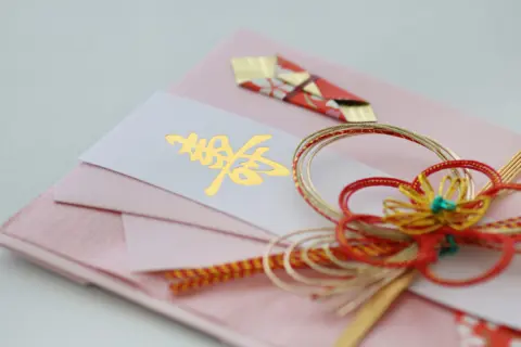 いとこの結婚式に「ご祝儀3万円」包もうとしたら、母に「少ないと恥ずかしい」と言われた！ 年下なら“多め”にすべきですか？ 相場って3万円じゃないんでしょうか？