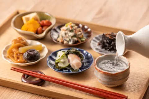 居酒屋で「食事だけ」でも“お通し代”は必須!? 食事と飲み物1杯に追加で「500円」払う必要はありますか？