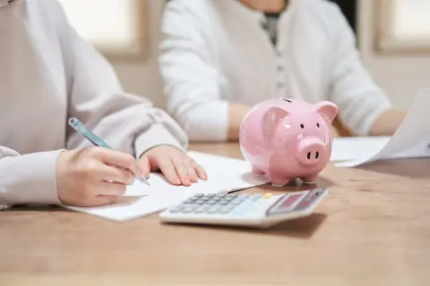 固定費だけで毎月「20万円」以上… 毎月夫の給与は生活費と固定費に消えていき貯金できないのですが、これってうちだけ？