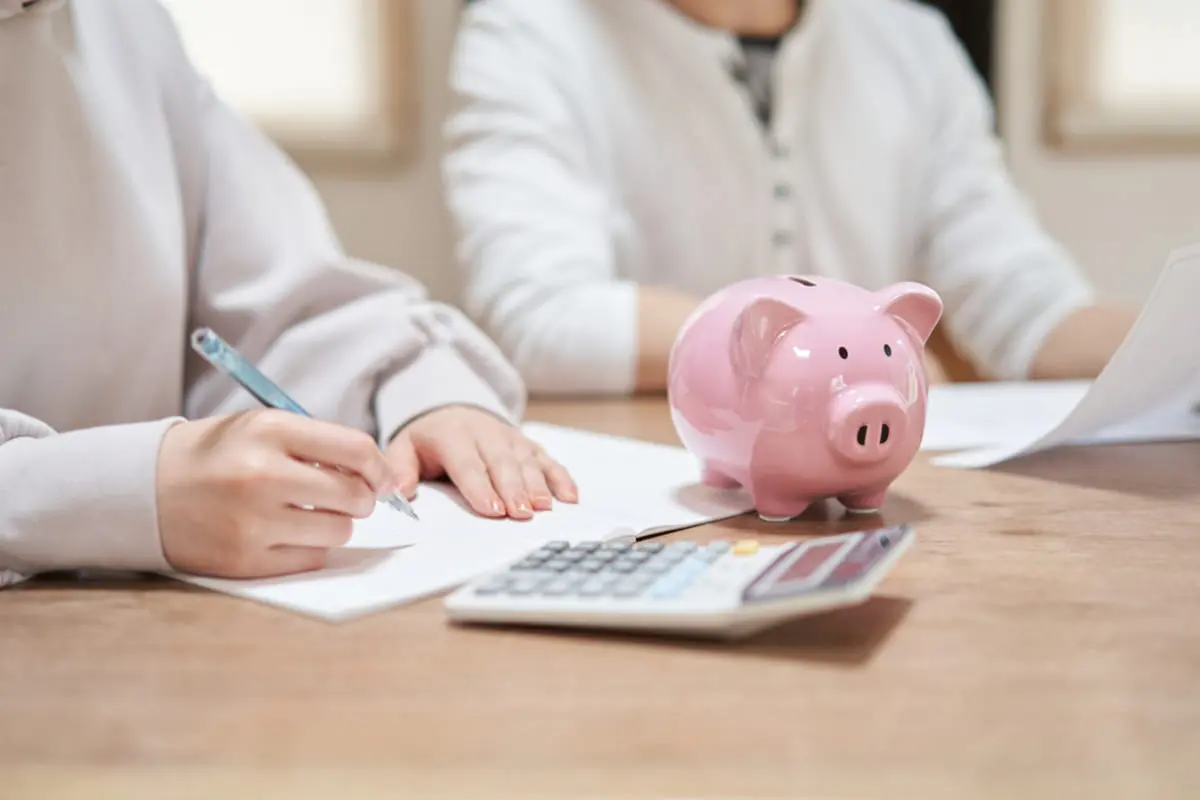 固定費だけで毎月「20万円」以上… 毎月夫の給与は生活費と固定費に消えていき貯金できないのですが、これってうちだけ？