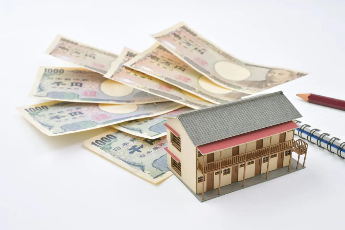 父の死後「家賃6万円×8部屋のアパート」「現金3000万円」を兄弟で相続！ 兄が「俺はアパートがいい」と言うけれど、現金は“家賃収入”に比べて損でしょうか？