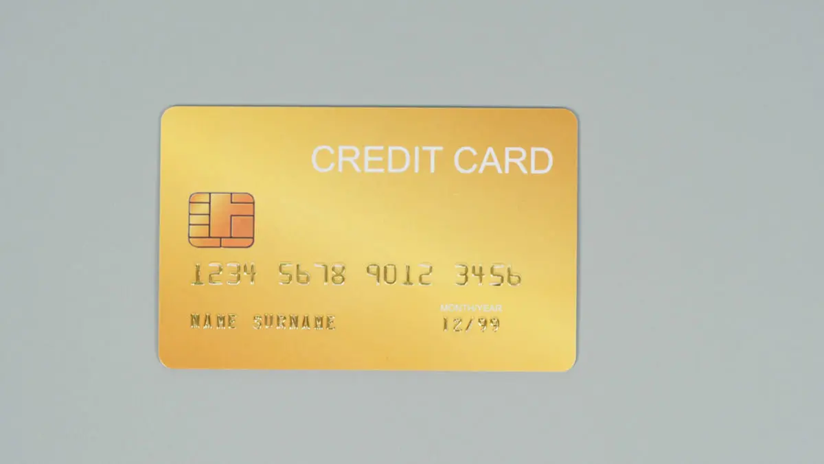 「ゴールドカード=空港ラウンジ無料」と思ってたら、一部しか利用できずショック！「軽食・アルコール付き」には入れない？“3つの空港ラウンジ”の違いを解説