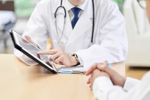 婚活で「開業医」と結婚した妹。母は「玉の輿だね」と言いますが、医師ってそんなに“裕福”なのでしょうか？ 勤務医との年収も比較