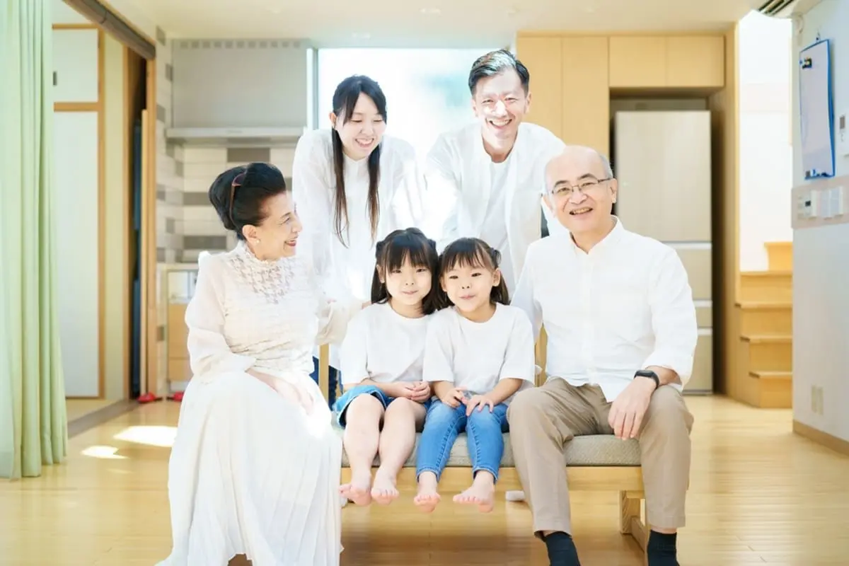 夫婦2人でしばらく海外に住むことに…。子どもを祖父母に預けると「児童手当」はもらえなくなるのでしょうか？