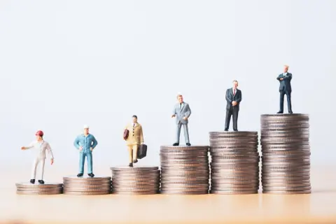 地方在住で「年収400万円」…自分では“まずまず”と思っていたら、上京した友人は「年収600万円」と聞きショック！ 地方・東京の賃金はどれだけ違う？