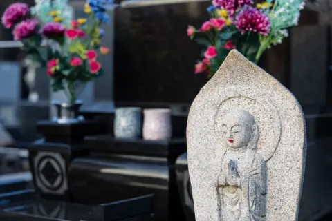 父の葬儀費用「200万円」を父の預金口座から引き出そうとしたら凍結されていた…！相続人が引き出すにはどんな手続きが必要？