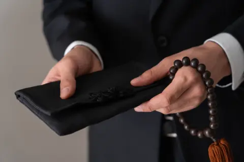 叔父の訃報で「東京から福岡」へ。香典を合わせ「10万円」以上の出費ですが、お葬式の交通費は“自腹が常識”なのでしょうか？