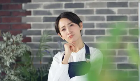 45歳、扶養から外れて月収18万円の契約社員になろうか検討中です。私のほうが早く亡くなった場合、夫がもらう遺族年金はどのくらい増えますか？