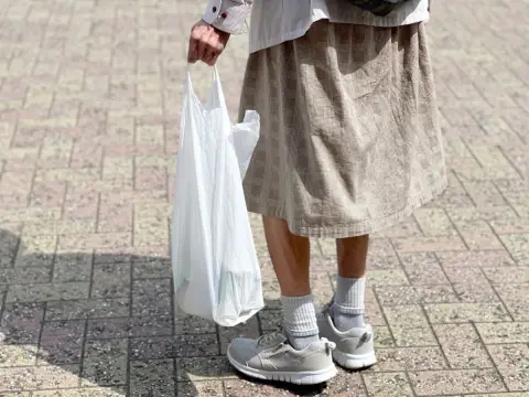 【妙案】ホームセンターが「レジ袋」として「有料ゴミ袋」を販売!?「全スーパーで普及させてほしい」「頭いい」実際レジ袋を買う場合に比べてどれだけお得？