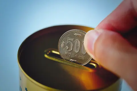 10年間コツコツためた「500円硬貨のタンス預金が50万円分」あります。旧硬貨も含んでいるのですが、将来使えなくなることもありますか？新硬貨に変えるべき？