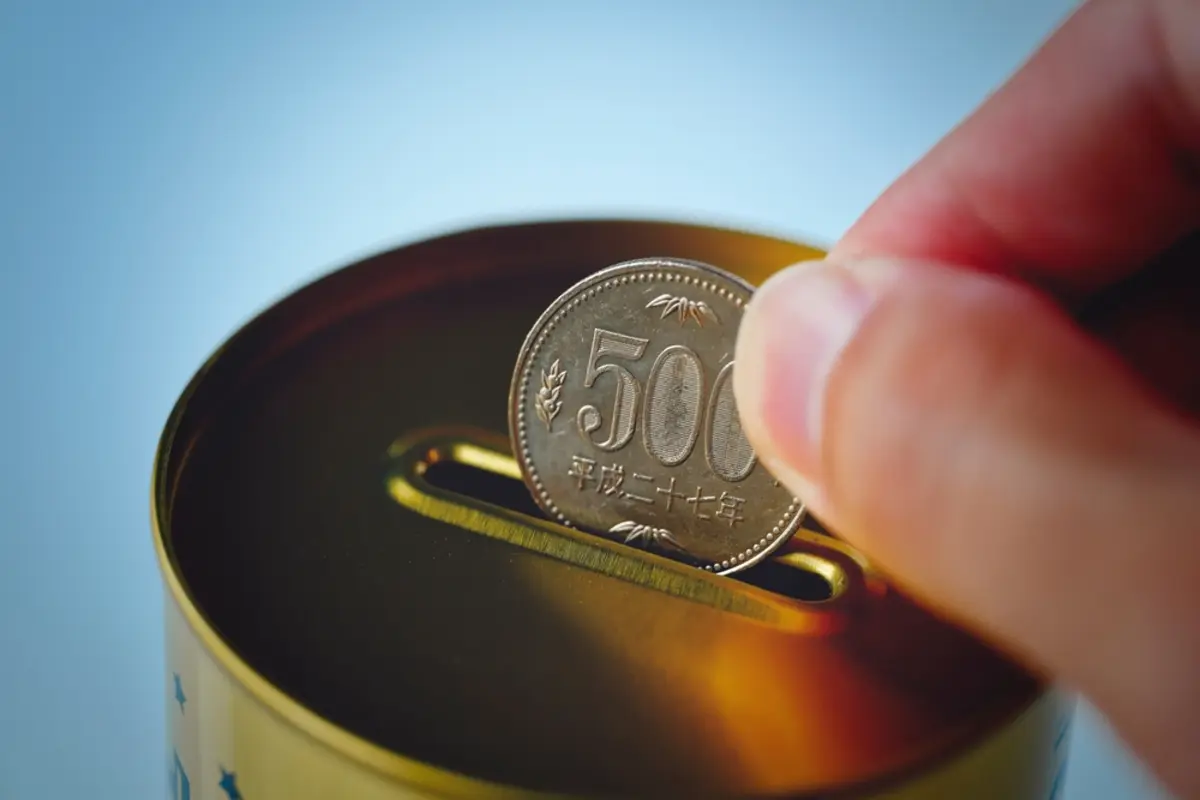 10年間コツコツためた「500円硬貨のタンス預金が50万円分」あります。旧硬貨も含んでいるのですが、将来使えなくなることもありますか？新硬貨に変えるべき？